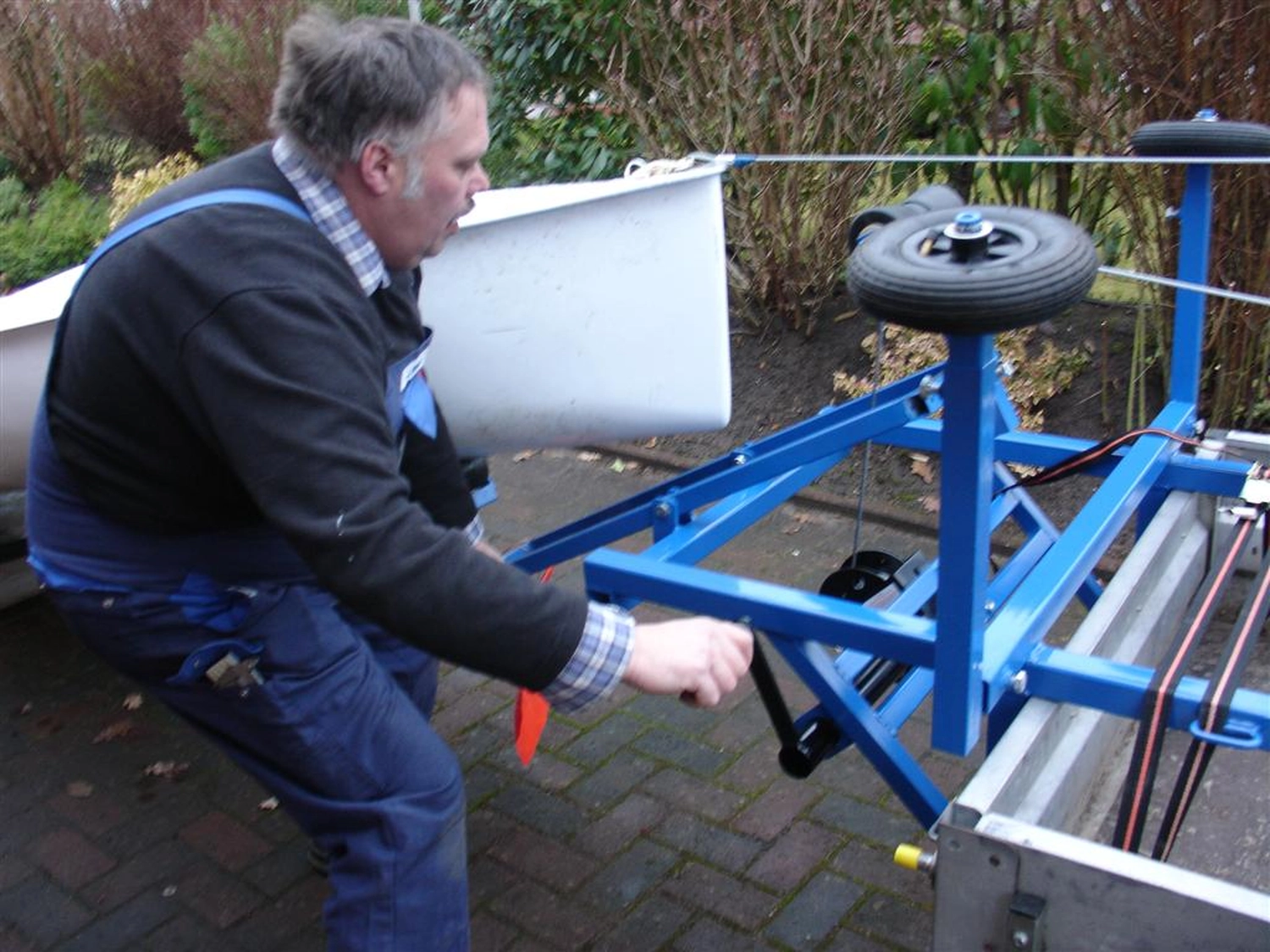 HCS Handels Contor Schönwälder GmbH - Innovative Techniklösungen für Energie, Wasser und Mobilität - Ein Mann benutzt eine blaue mobile Inspektionsleiter für einen Tankwagen.