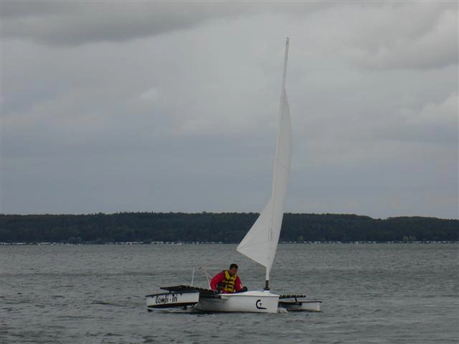 HCS Handels Contor Schönwälder GmbH - Innovative Techniklösungen für Energie, Wasser und Mobilität - Eine Person auf einem Segelboot im Wasser