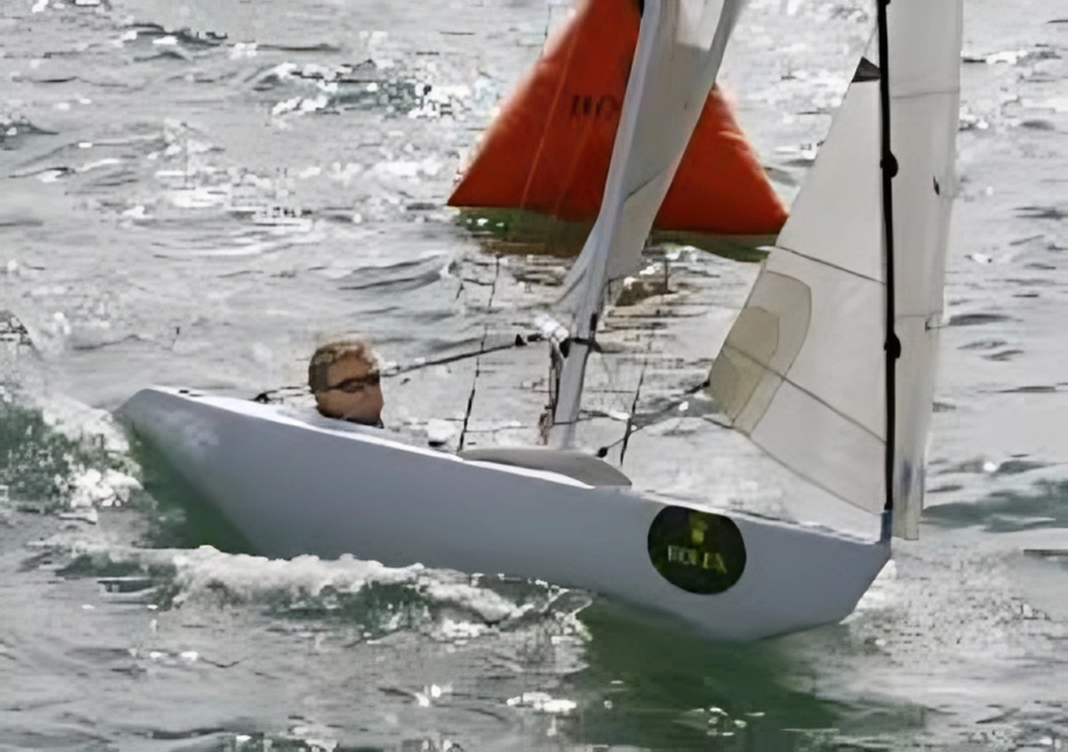 HCS Handels Contor Schönwälder GmbH - Innovative Techniklösungen für Energie, Wasser und Mobilität - Eine Person auf einem Segelboot im Wasser