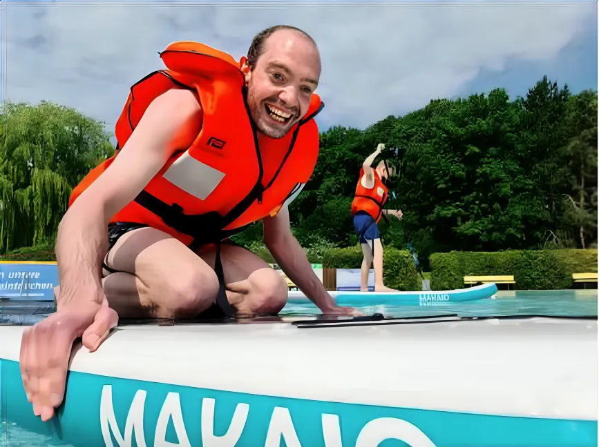 HCS Handels Contor Schönwälder GmbH - Innovative Techniklösungen für Energie, Wasser und Mobilität - Menschen, die im klaren blauen Wasser Stand-Up-Paddling, Kajakfahren und andere Strandaktivitäten genießen.