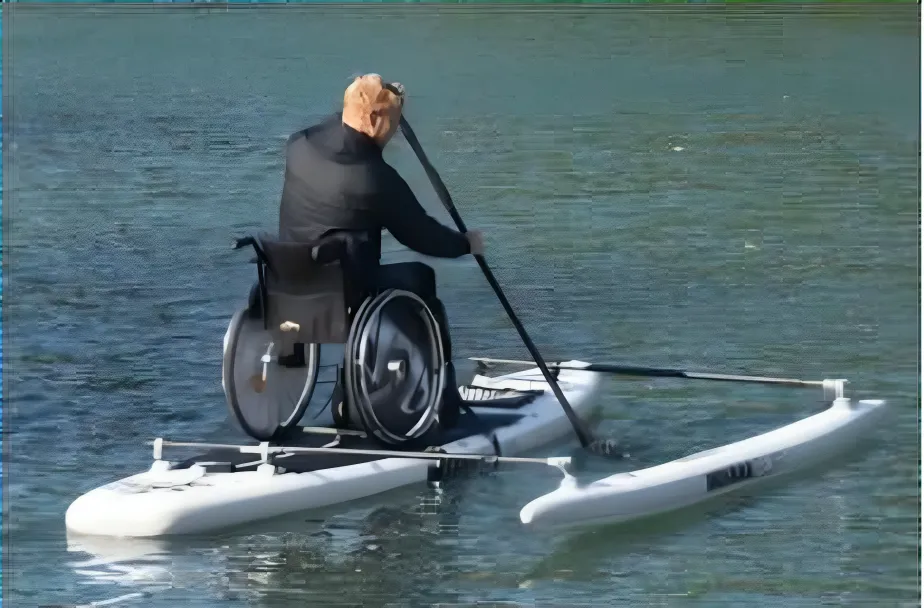 HCS Handels Contor Schönwälder GmbH - Innovative Techniklösungen für Energie, Wasser und Mobilität - Eine Person im Rollstuhl auf einem Segelboot im Wasser