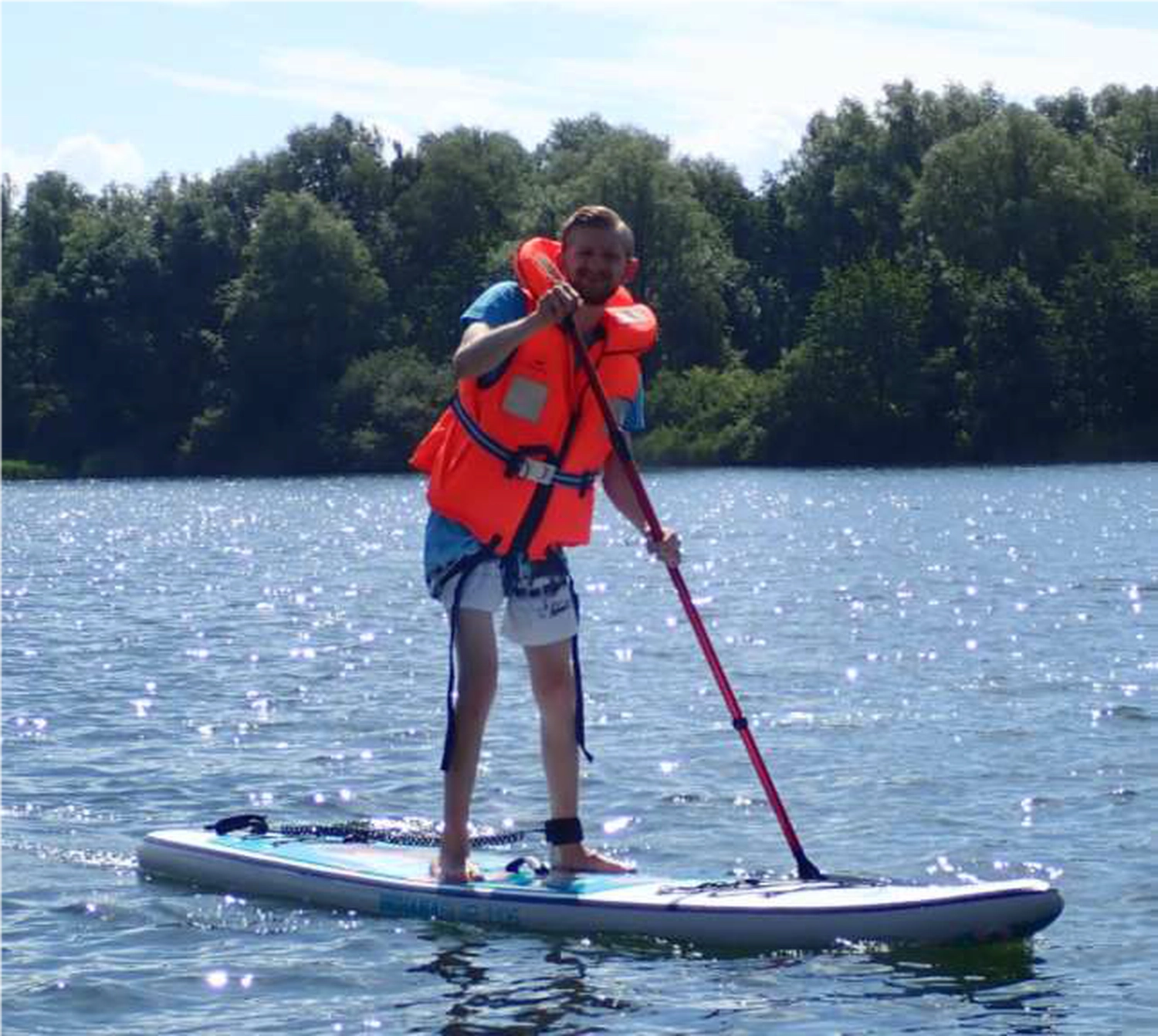 HCS Handels Contor Schönwälder GmbH - Innovative Techniklösungen für Energie, Wasser und Mobilität - Eine Person beim Stand-Up-Paddling und anderen Wassersportarten in einer Flussschlucht.