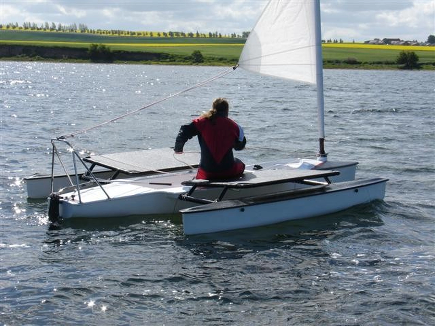 HCS Handels Contor Schönwälder GmbH - Innovative Techniklösungen für Energie, Wasser und Mobilität - Eine Person auf einem Segelboot im Wasser