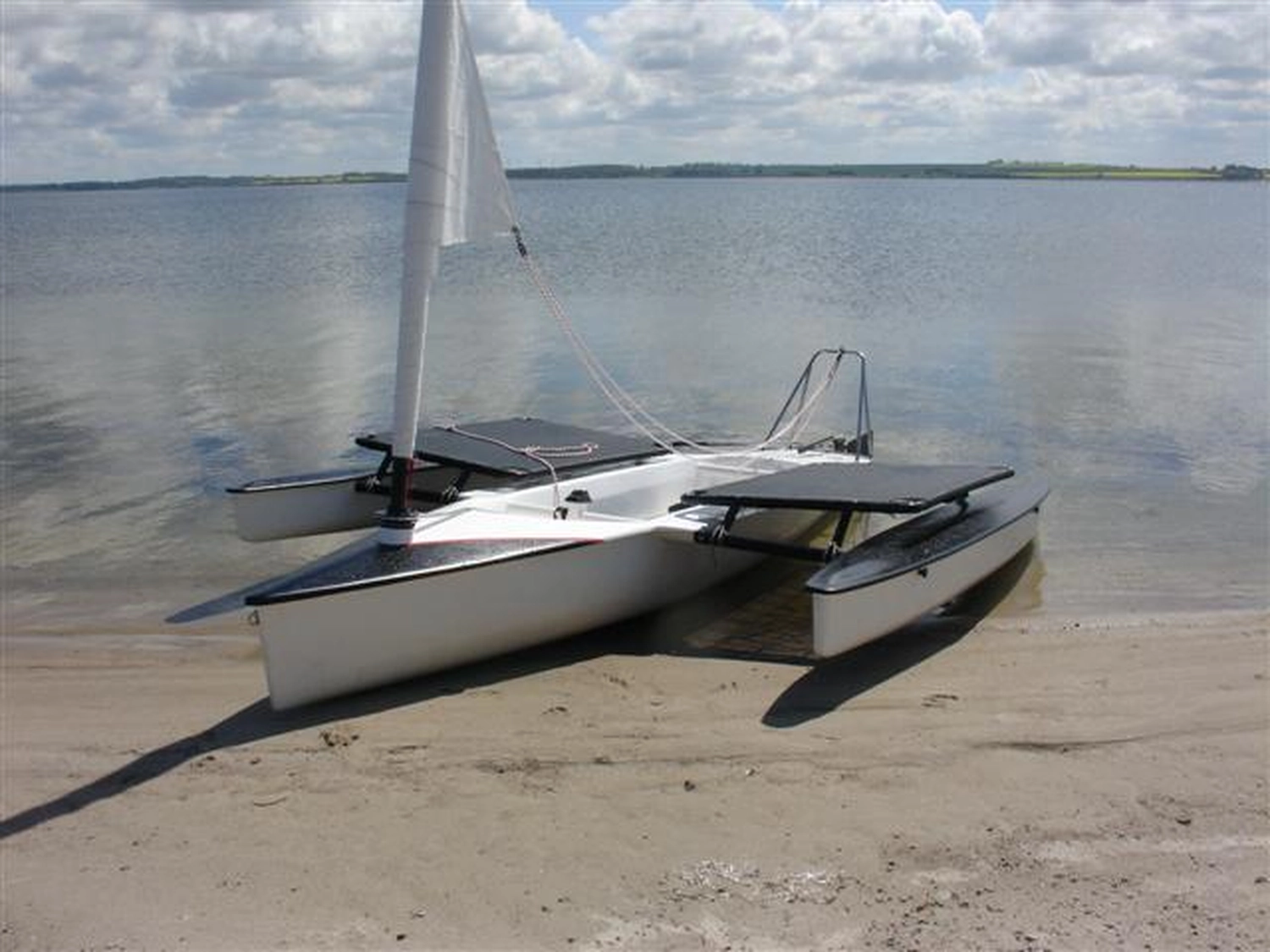 HCS Handels Contor Schönwälder GmbH - Innovative Techniklösungen für Energie, Wasser und Mobilität - Segelboot im Wasser