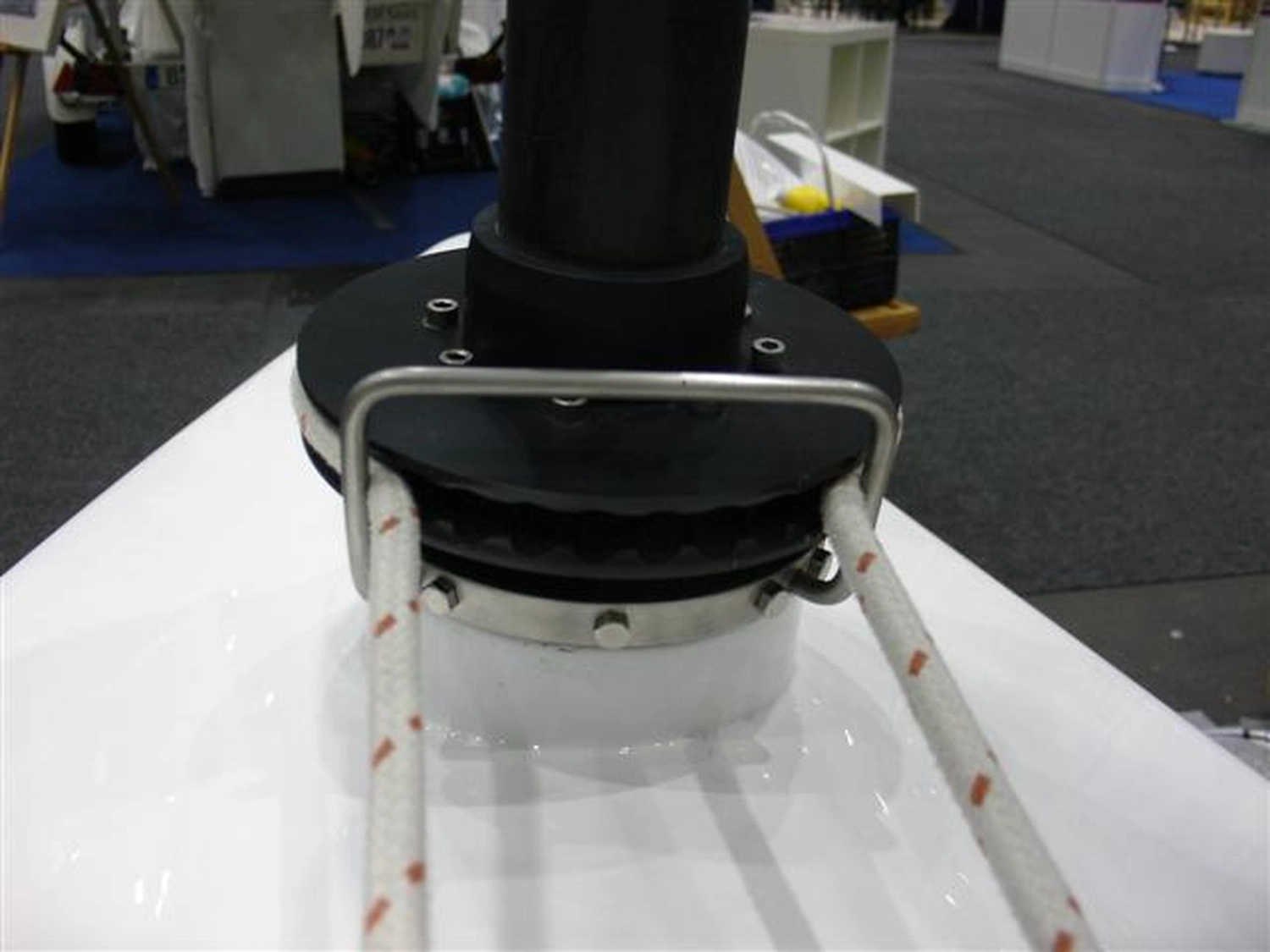 HCS Handels Contor Schönwälder GmbH - Innovative Techniklösungen für Energie, Wasser und Mobilität - Nahaufnahme einer schwarzen Sandale mit weißer Sohle neben einer großen Tüte Chips, beide mit verschiedenen Texten und Mustern versehen.