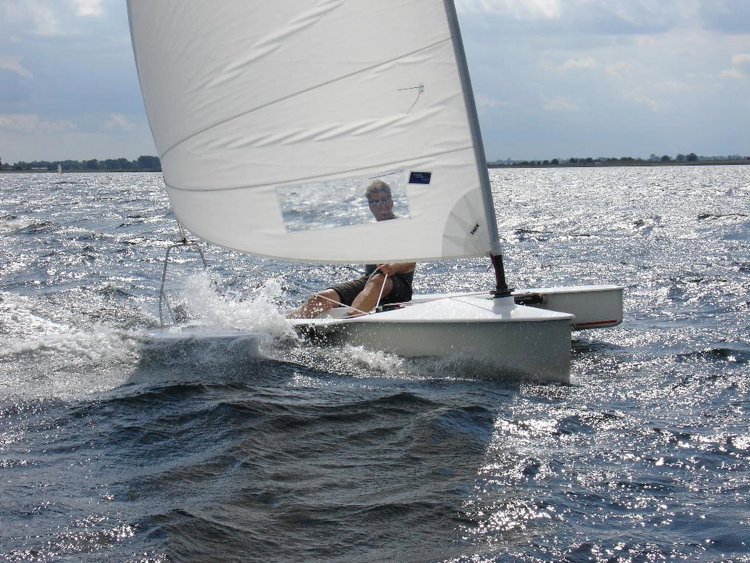 HCS Handels Contor Schönwälder GmbH - Innovative Techniklösungen für Energie, Wasser und Mobilität - Eine Person auf einem Segelboot im Wasser