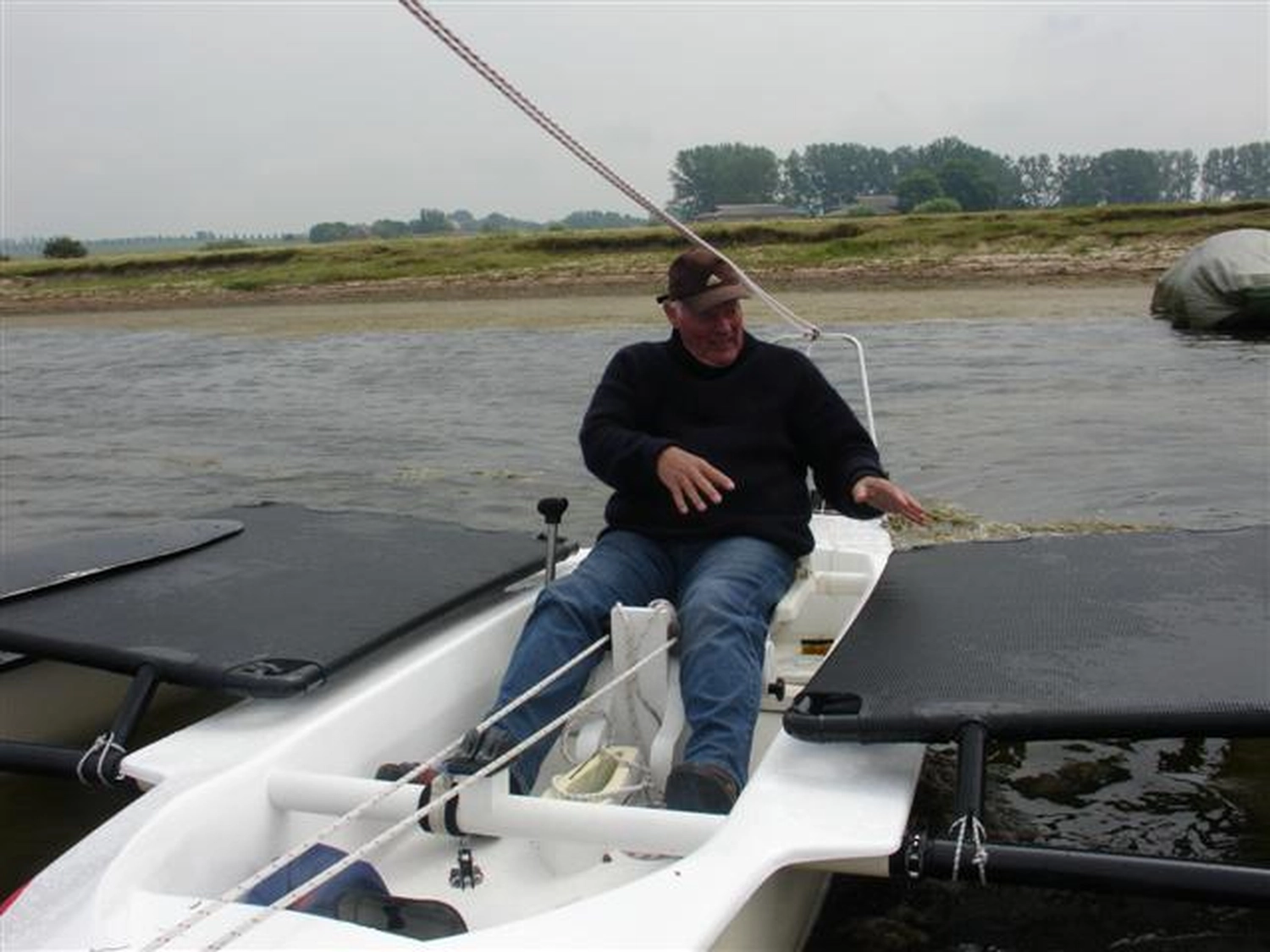 HCS Handels Contor Schönwälder GmbH - Innovative Techniklösungen für Energie, Wasser und Mobilität - Eine Person auf einem Segelboot im Wasser