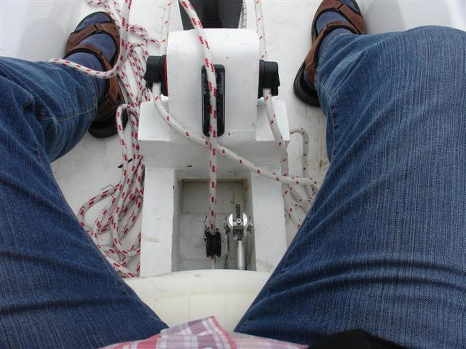 HCS Handels Contor Schönwälder GmbH - Innovative Techniklösungen für Energie, Wasser und Mobilität - Eine Person auf einem Segelboot im Wasser