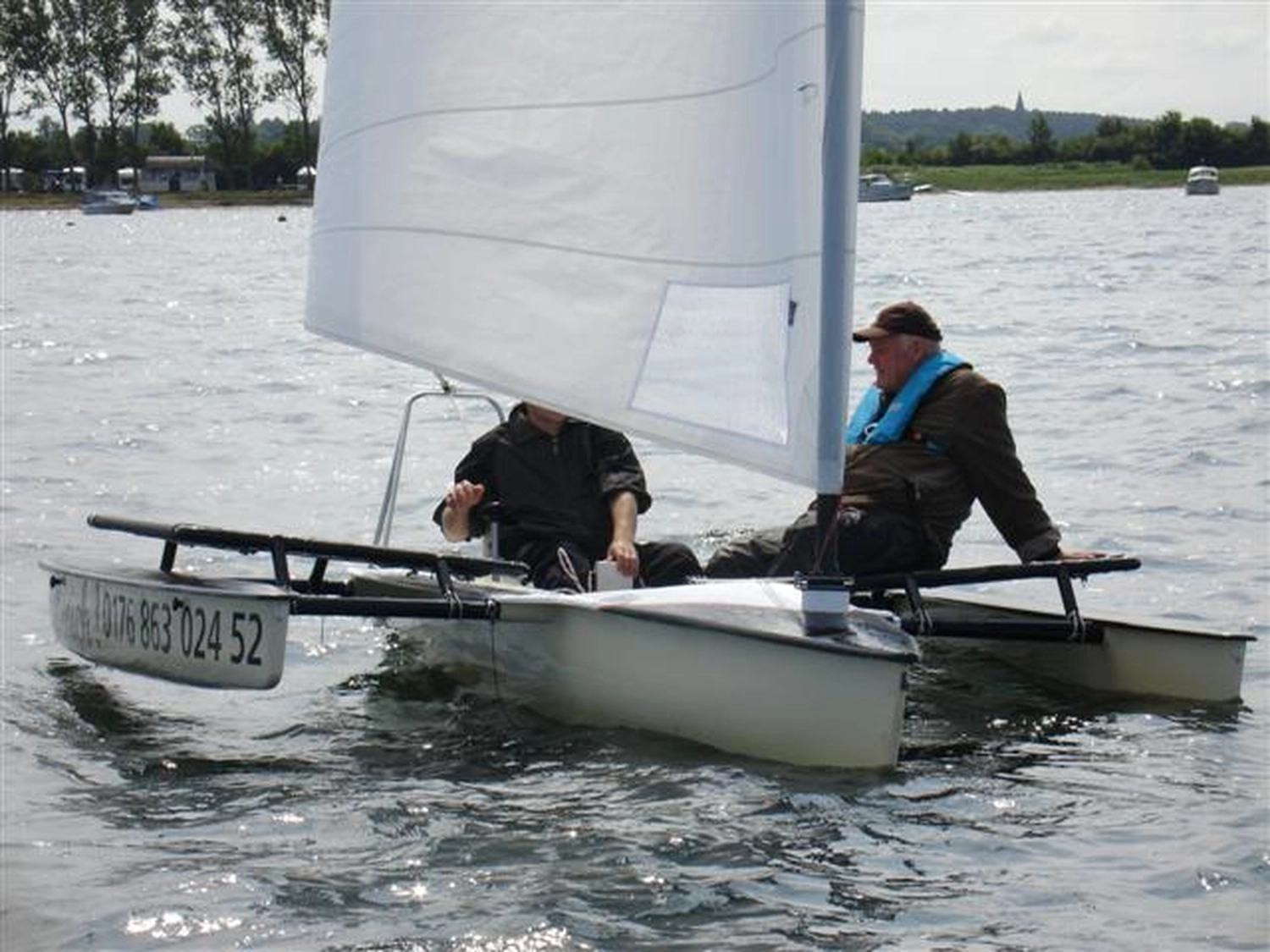 HCS Handels Contor Schönwälder GmbH - Innovative Techniklösungen für Energie, Wasser und Mobilität - Eine Person auf einem Segelboot im Wasser