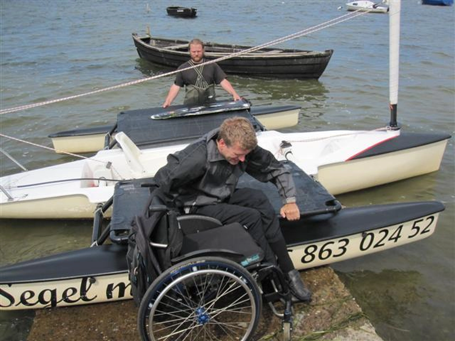 HCS Handels Contor Schönwälder GmbH - Innovative Techniklösungen für Energie, Wasser und Mobilität - Eine Person auf einem Segelboot im Wasser