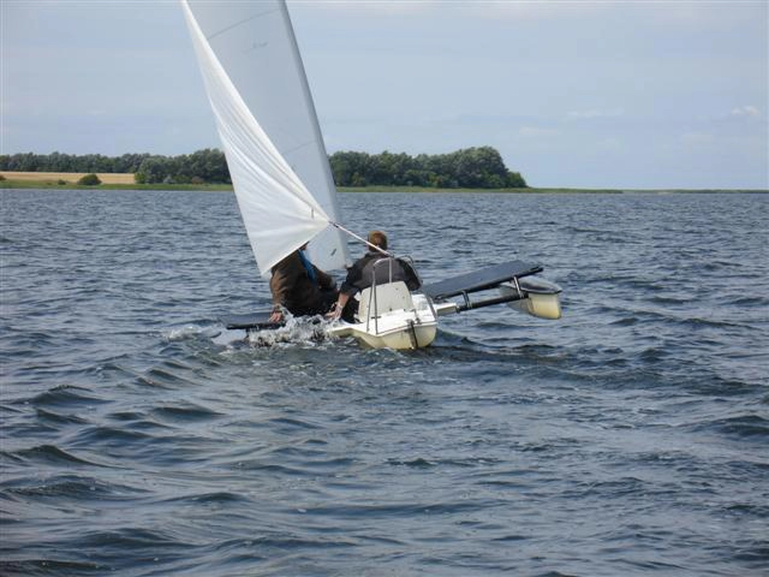 HCS Handels Contor Schönwälder GmbH - Innovative Techniklösungen für Energie, Wasser und Mobilität - Eine Person auf einem Segelboot im Wasser
